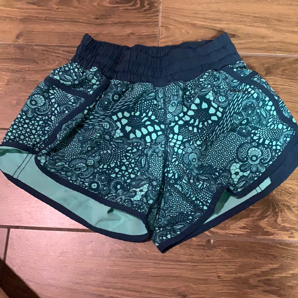 Lulu athletica patterned tracker shorts 4” size 4